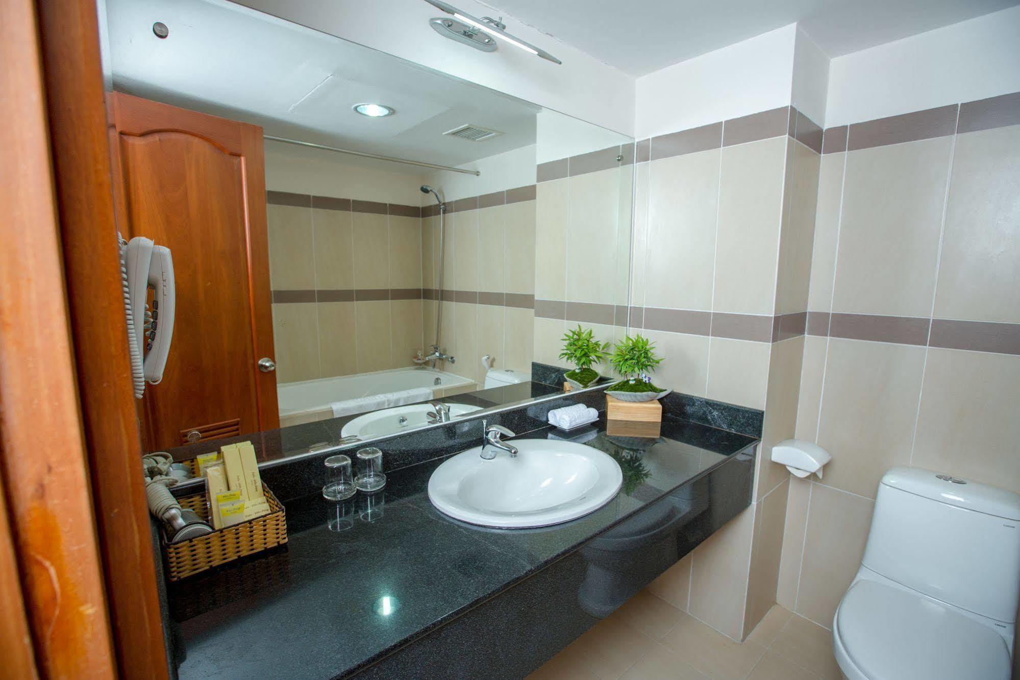 נה טראנג Vien Dong Hotel מראה חיצוני תמונה